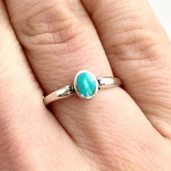 Minimalist Southwest Style Oval Turquoise Stone Vintage Ring - sz 6.5 - Picture 2 of 10